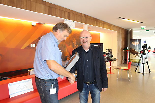 Het Winschoter Stadsjournaal overhandigt cadeau aan directeur Leo Hegge van Cultuurhuis De Klinker Stichting Het Winschoter Stadsjournaal