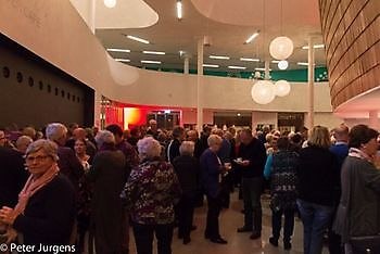 Het publiek wacht in De Klinker tot de grote zaal open gaat Stichting Het Winschoter Stadsjournaal