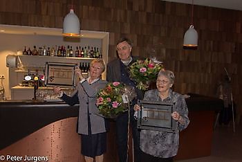 Betty en Dieneke met het logo van Winschoter Stadsjournaal Stichting Het Winschoter Stadsjournaal